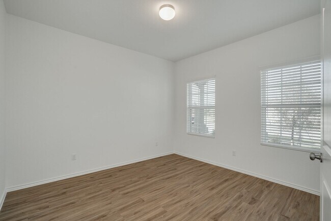 Building Photo - 704 Mallow Rd