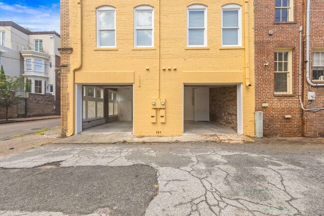 Building Photo - Upscale Historic 3BR/2BA Condo with Rare Garage Parking in the Heart of Downtown Savannah