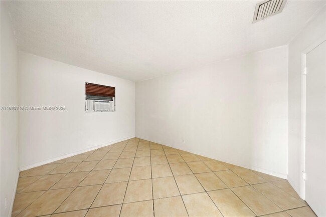 Building Photo - 400 SE 31st St