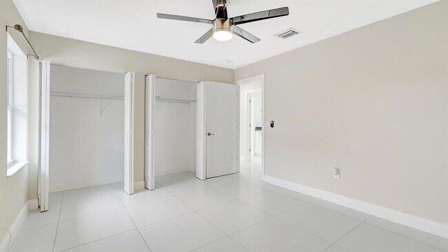 Building Photo - 1412 NE 53rd Ct