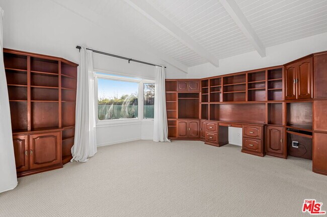 Building Photo - 221 Bellino Dr