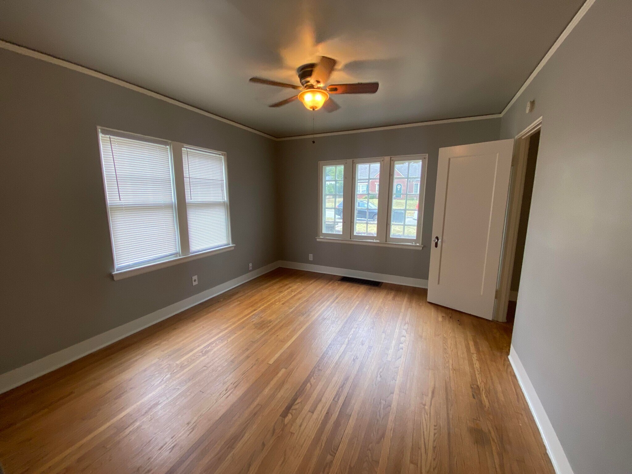 Building Photo - 22 E Woodrow Pl