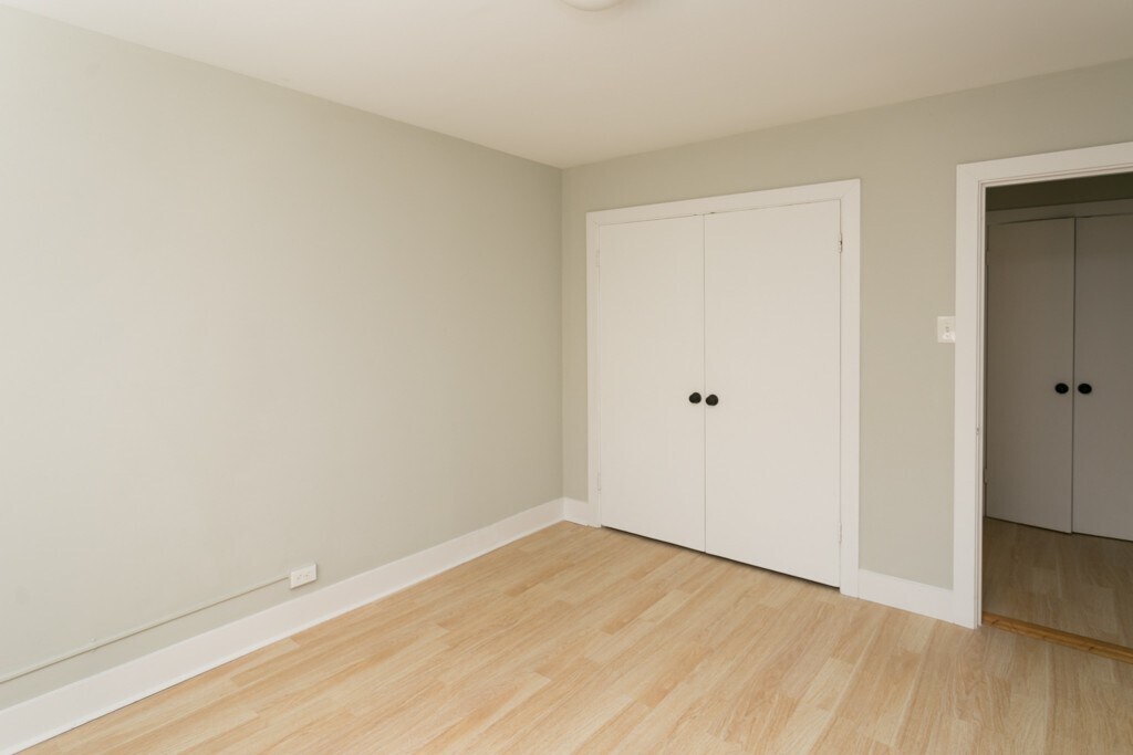 Building Photo - 429 W Wellington Ave