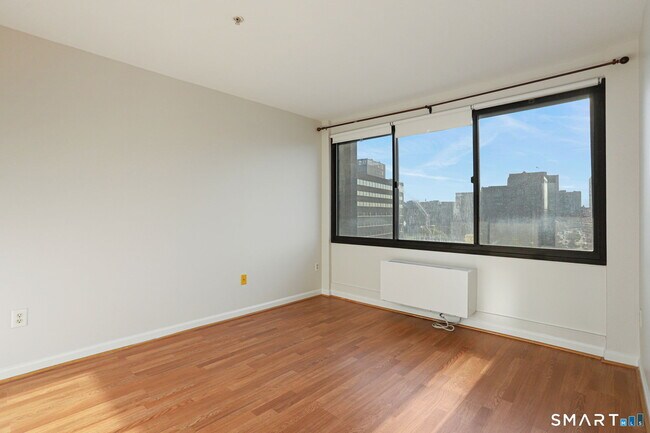 Building Photo - 300 Broad St