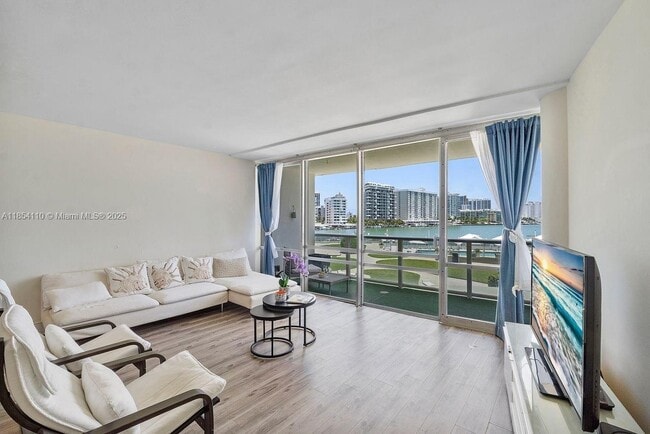 Primary Photo - 900 Bay Dr