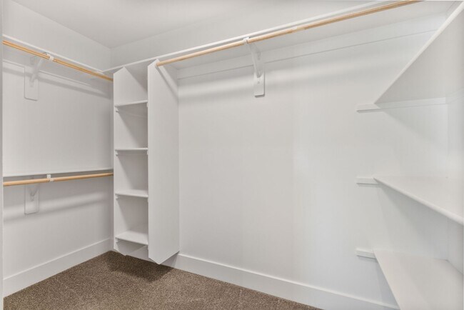 Building Photo - Awesome end unit 3 Bed 2.5 Bath townhome i...