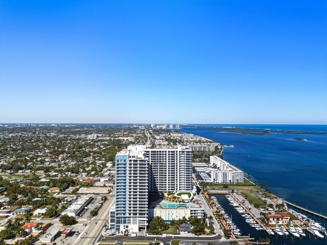 Building Photo - 220 Lake Shore Dr