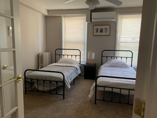 Building Photo - 1003 S Charles St