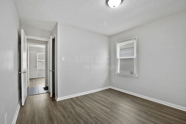 Building Photo - 2404 Thomas Ave