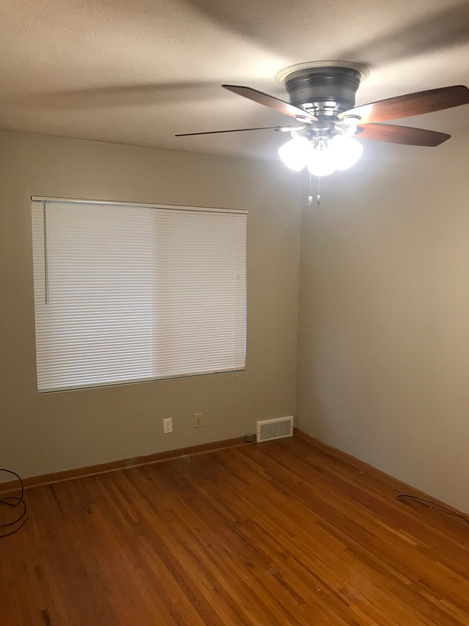 Master bedroom - 3370 s 81st ave