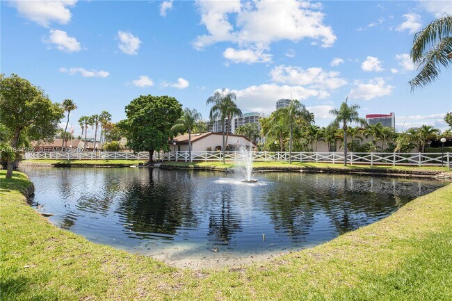 Building Photo - 2665 Parkview Dr S