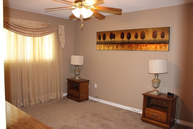 Building Photo - 2 Bedroom  Condo For Rent