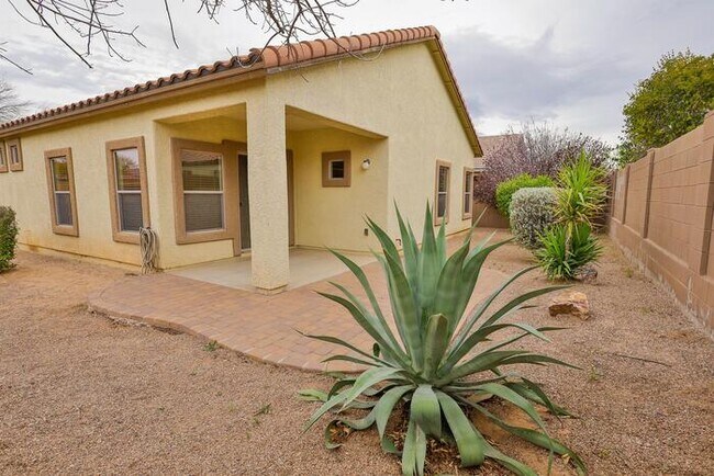 Building Photo - 831 W Calle Valenciana