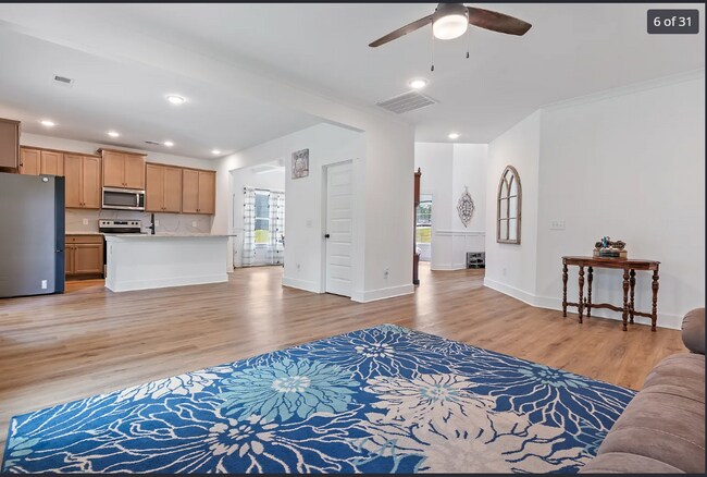 Building Photo - 6643 White Oak Ln