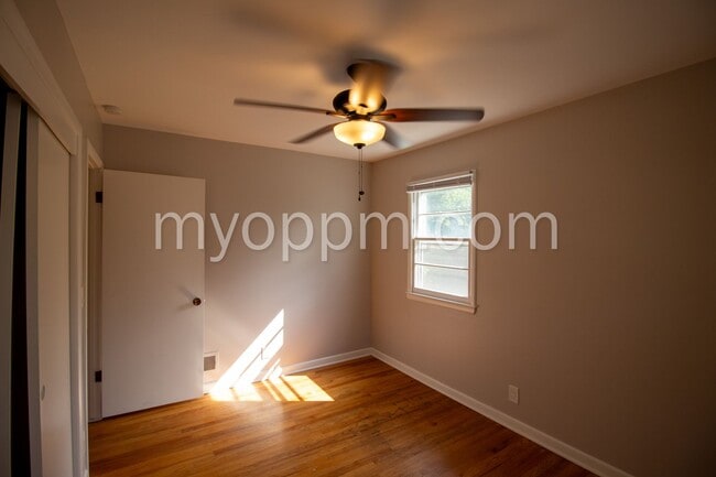 Building Photo - Spacious 4 Bed 2 Bath Home!