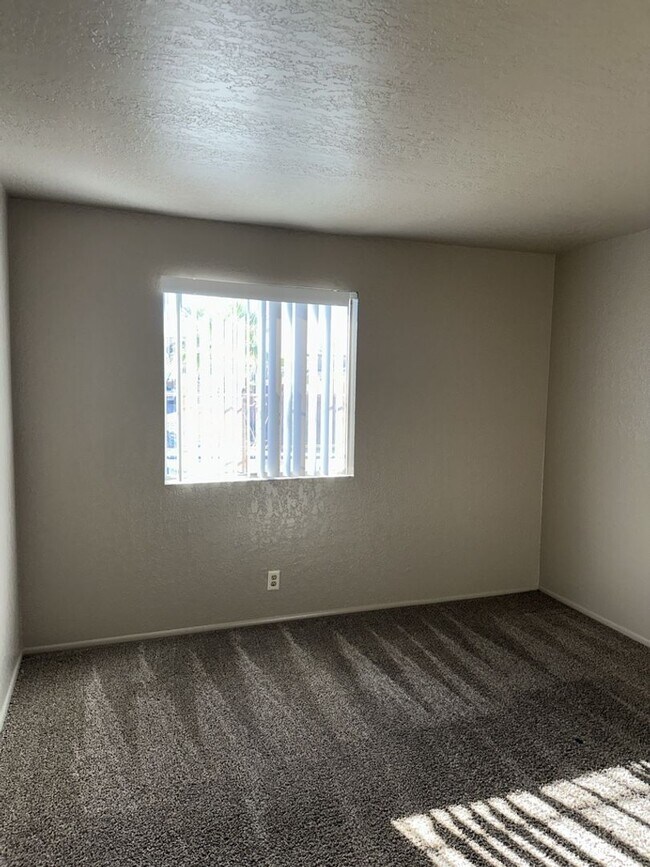 Building Photo - Unfurnished Full Time Home