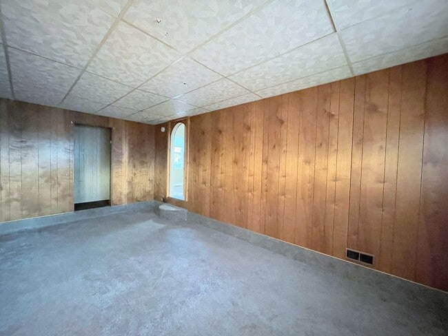 Building Photo - 3 bedroom home with fenced in back yard