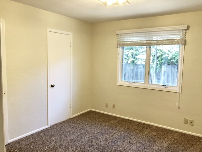 Building Photo - 4044 Cayente Way