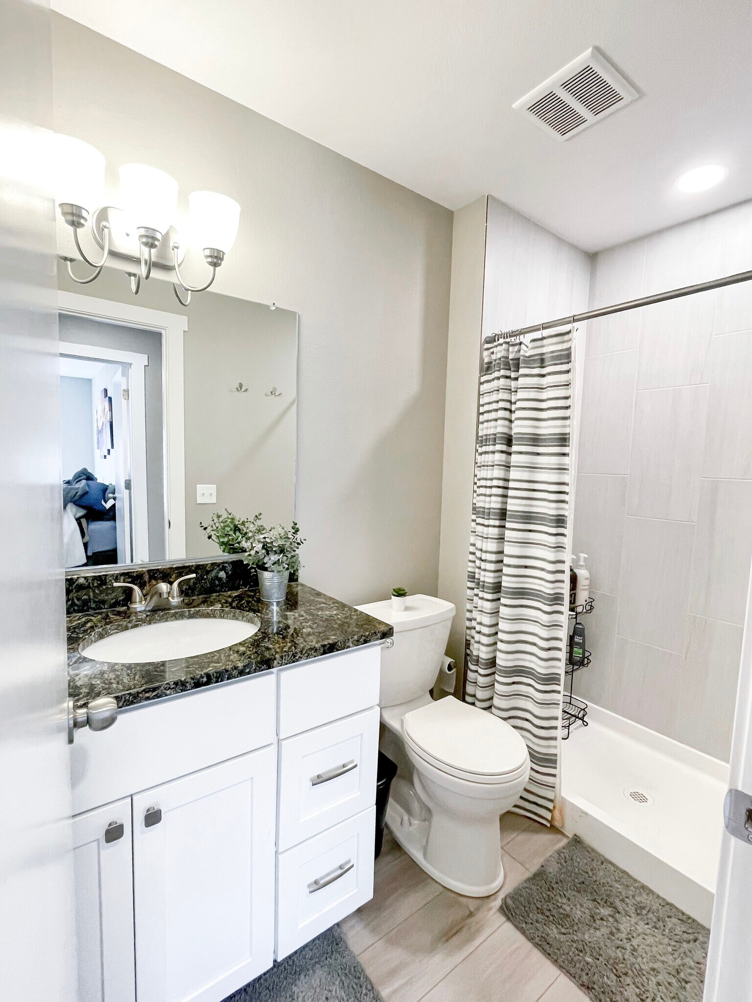 Building Photo - 1987 Palm Dr