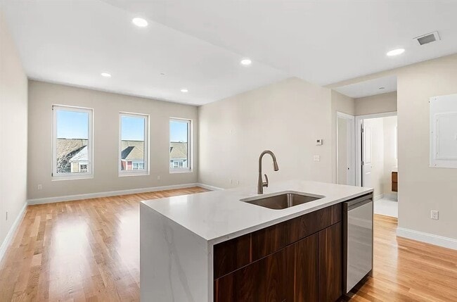 Building Photo - Compact, Modern & Convenient 1BR