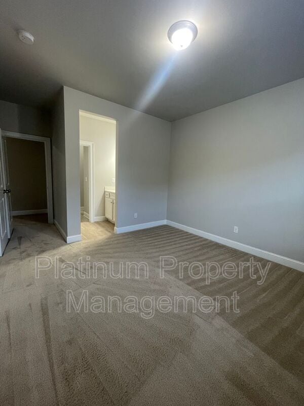 Building Photo - 5180 Mirror Lake Dr