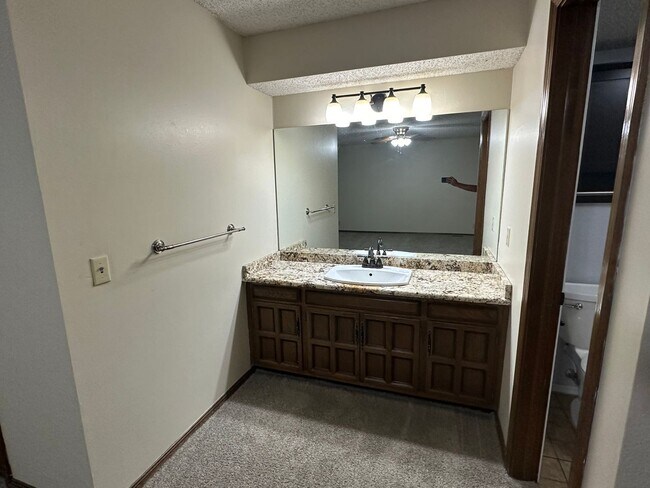 Building Photo - Large single story 4 bedroom