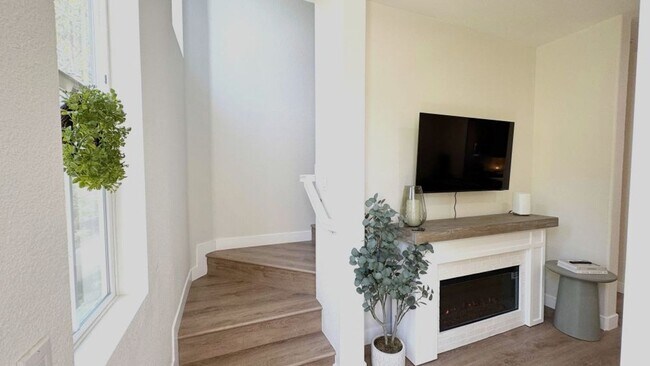 Building Photo - Beautiful Tri-Level 3BD/2BA Townhome in Greystone at Eastlake – Eastlake Chula Vista