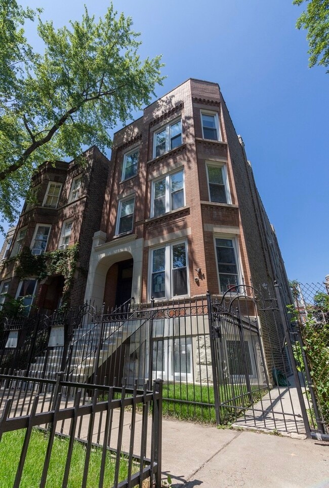 Primary Photo - 2618 W Evergreen Ave