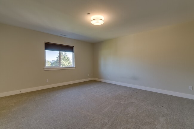 Building Photo - Luxurious & Contemporary 5 bed home in Red...