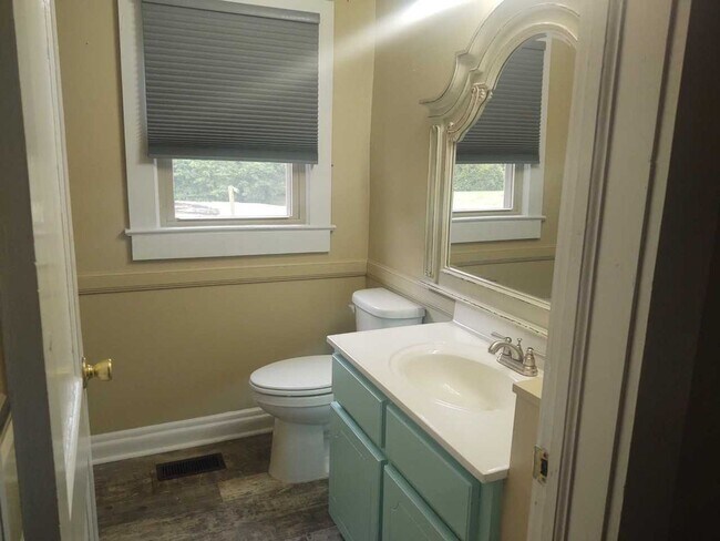 Building Photo - 3 bedroom 2 bath house available now! Pet friendly!