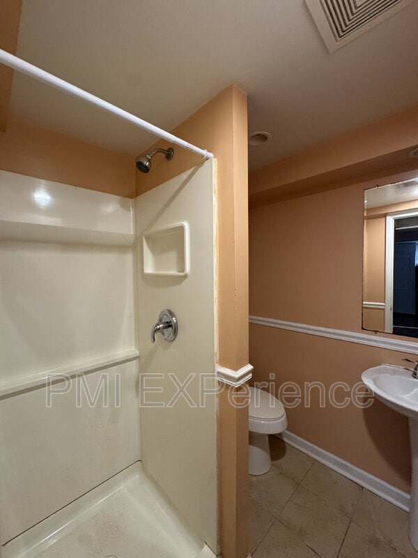 Building Photo - 2204 Ramblewood Dr