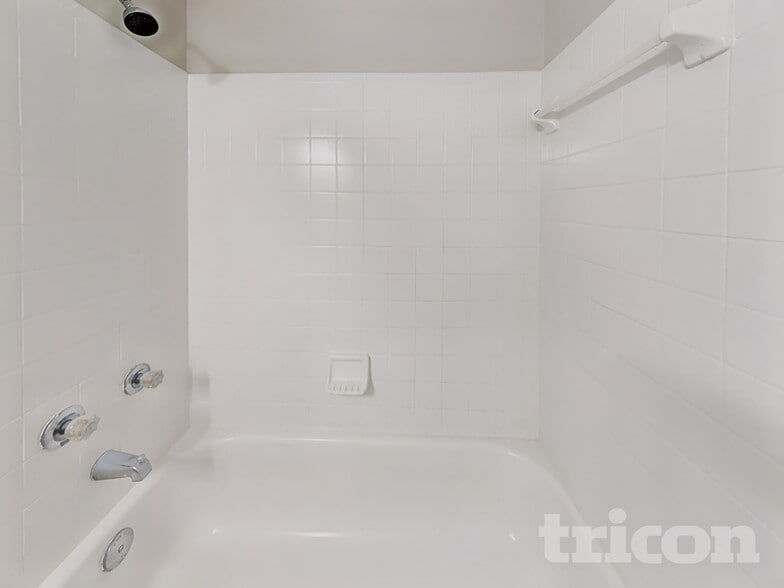 Building Photo - 1689 Ashwood Cir