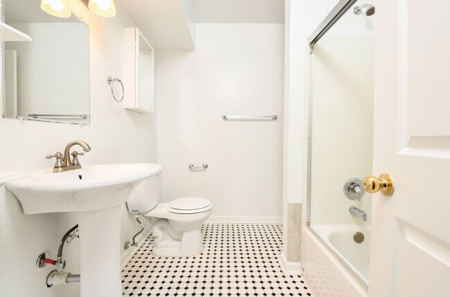 Building Photo - 102 Chesterfield Ln