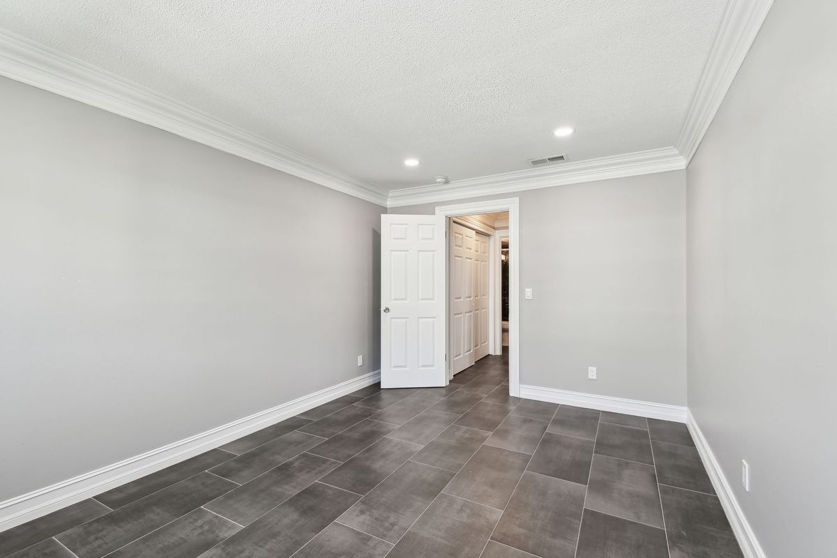 Building Photo - 2942 W Bay Dr