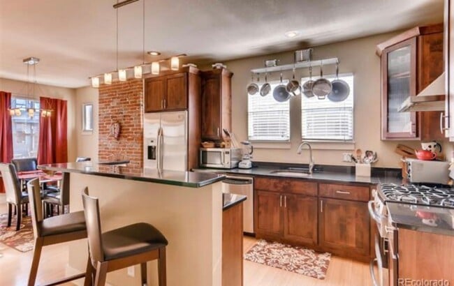 Building Photo - Updated 2-bedroom, 1-bath townhouse in the...