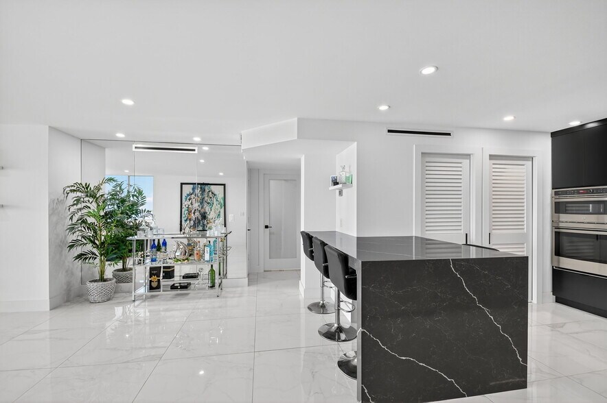 Building Photo - 301 Lake Shore Dr