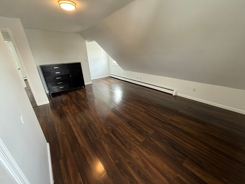 Building Photo - 847 7th St
