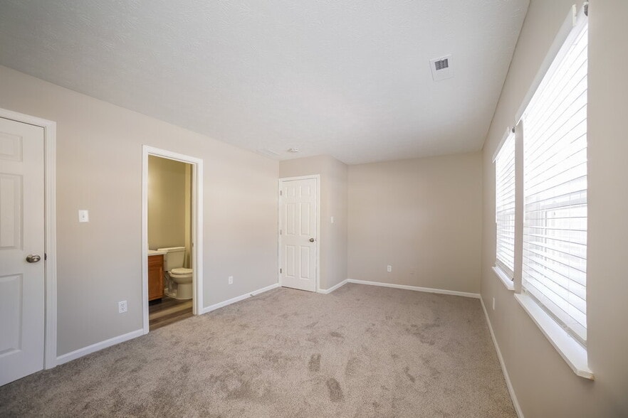 Building Photo - 957 Country Ln