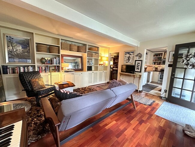 Building Photo - Queen Anne - Villa Costella - 1 Bedroom / ...