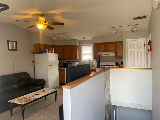 Building Photo - 3 BEDROOM, 2 BATH HOUSE AVAIL AUG 2025, $1...