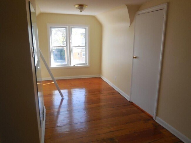 Building Photo - 7621 Exchange -