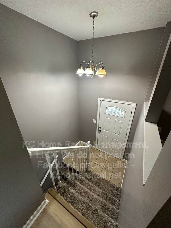 Building Photo - 424 NE Lakeview Dr