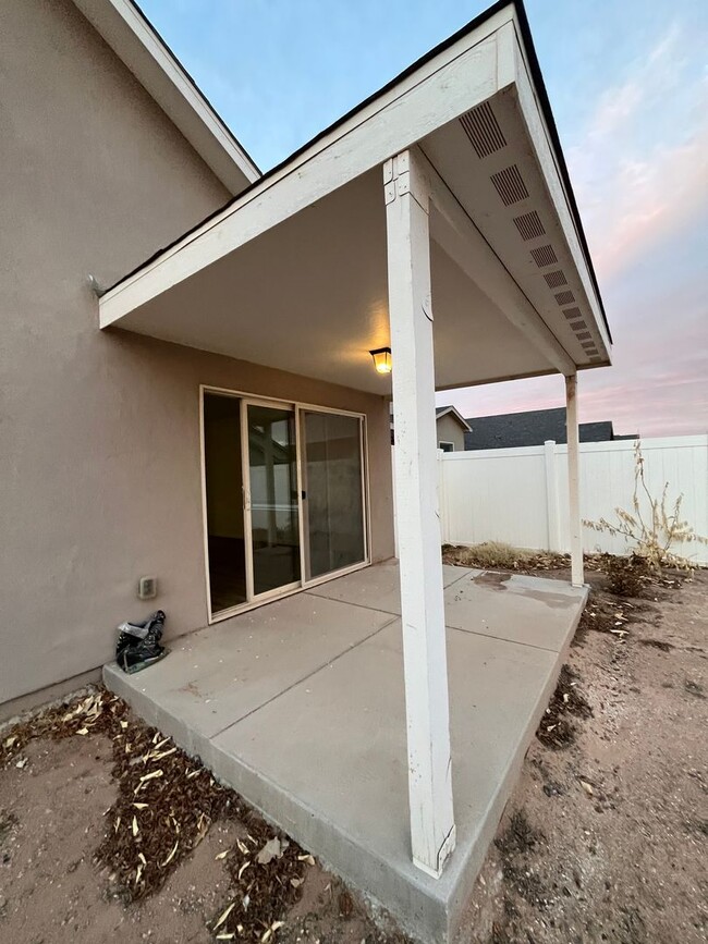 Building Photo - 1107 E La Brea Ave