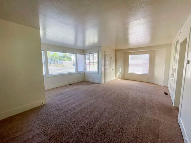 Building Photo - Pet-friendly Craftsman Home!