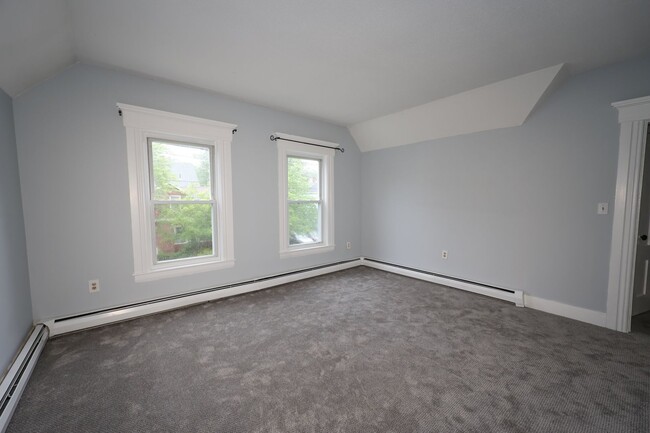 Building Photo - 736 Maple St
