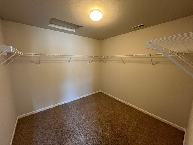 Building Photo - Three Bedroom House in SE Bend