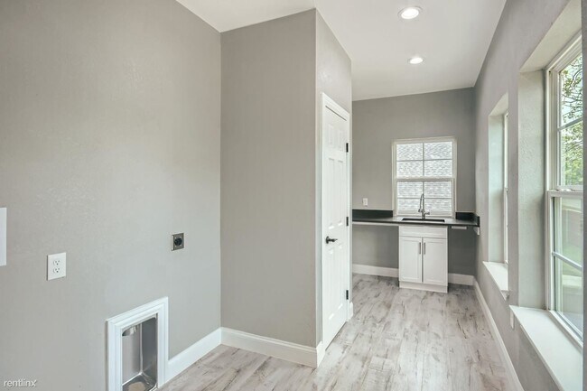 Building Photo - 3 br, 2 bath House - 1914 Burlington Boule...