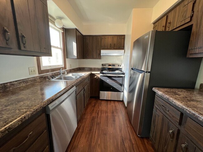 Building Photo - 3 bed/1.5 bath Duplex in Madison, WI