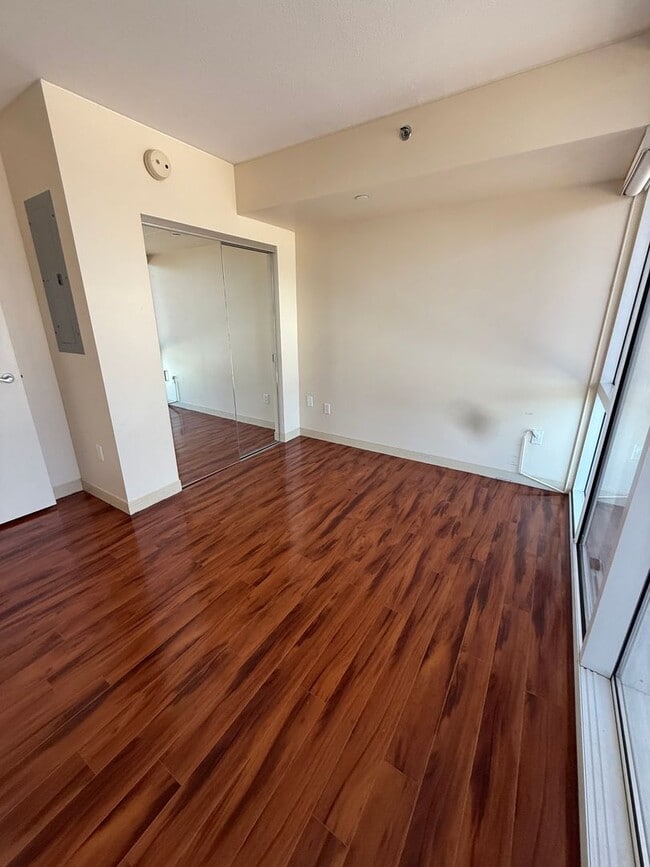 Building Photo - Great Location! 1/1/1 with beautiful mount...