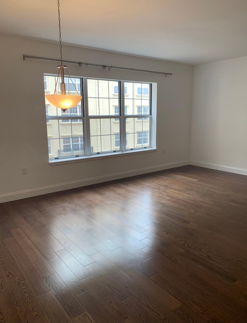 Building Photo - 10 Byron Pl